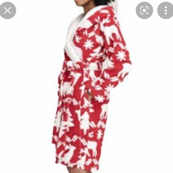 Vera Bradley Cozy Life Jacquard Fleece Robe in Reindeer Intarsia Red - Picture 2 of 5